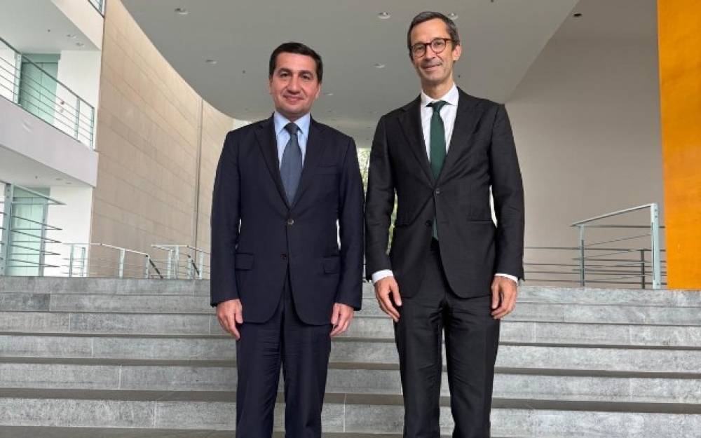 Hikmət Hacıyev Almaniya kanslerinin müşaviri ilə görüşdü