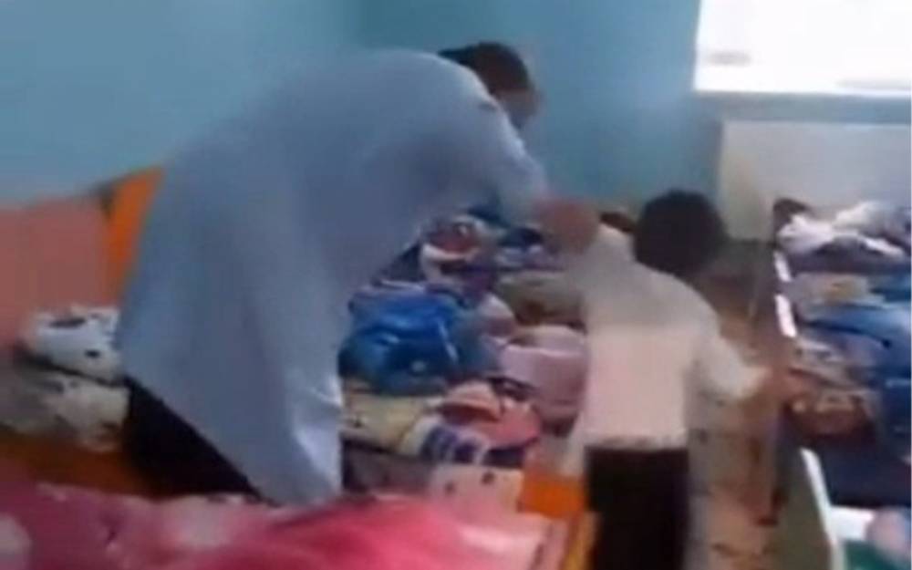 Bağçada azyaşlıya 2 il əvvəl şiddət göstərdi - Bu gün işdən çıxarıldı (VİDEO-YENİLƏNİB)