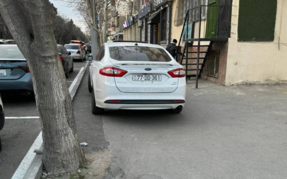 Səkilərdə avtomobilini park edən sürücülərin NƏZƏRİNƏ!
