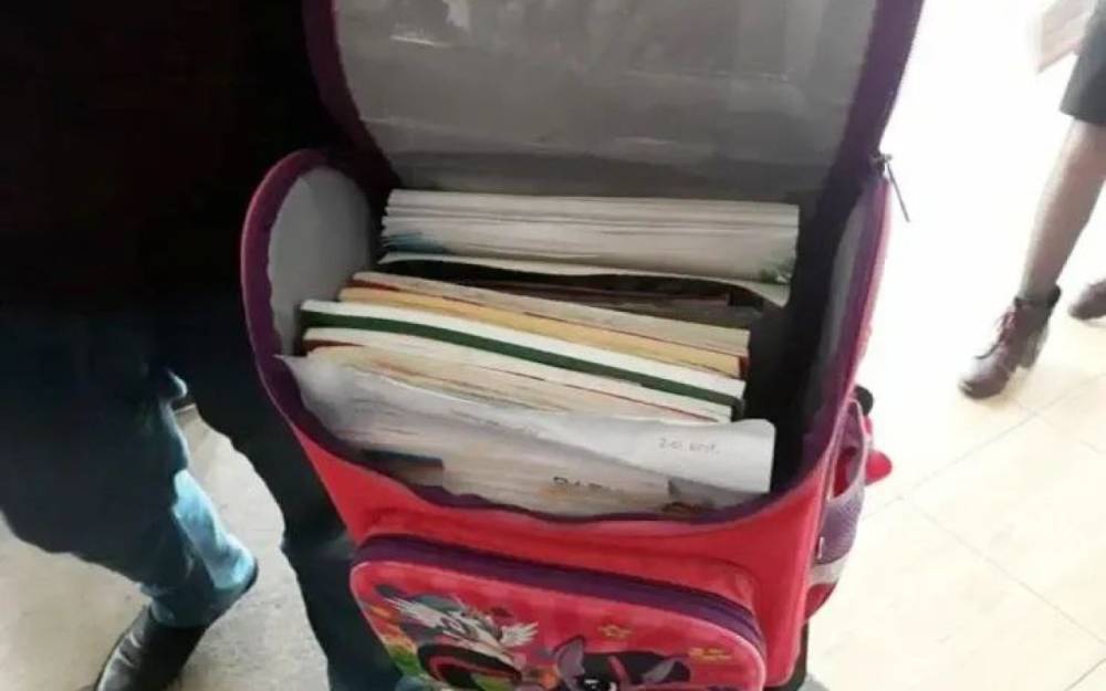 Pulu itən müəllim şagirdin çantasına baxdı - CƏZALANDI