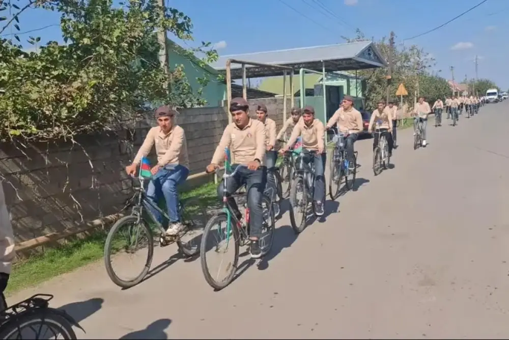 Biləsuvarda yeniyetmə və gənclər arasında veloyürüş keçirilib