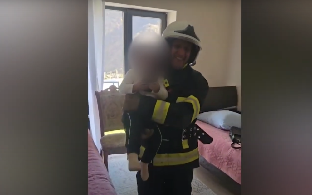 Kəlbəcərdə azyaşlı bağlı qapı arxasında qaldı - VİDEO