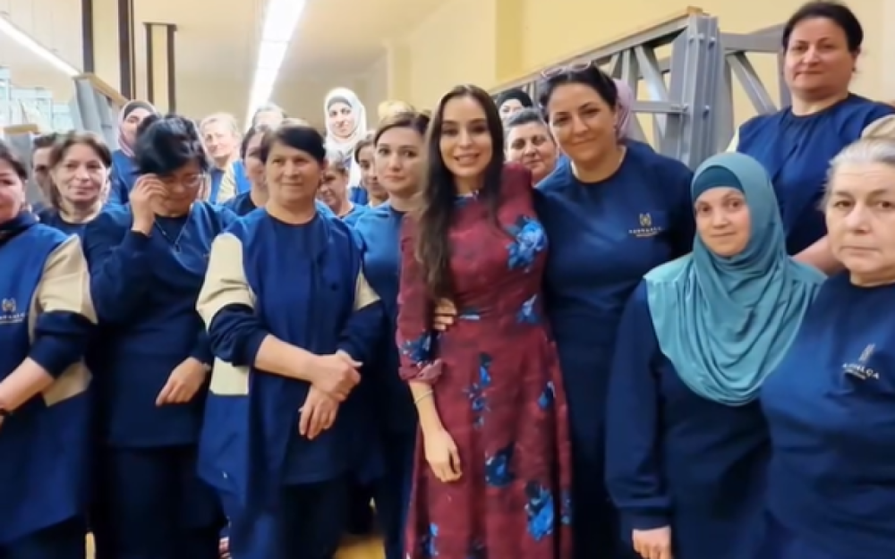 Leyla Əliyeva xalçaların toxunma prosesində iştirak etdi - VİDEO (YENİLƏNİB)