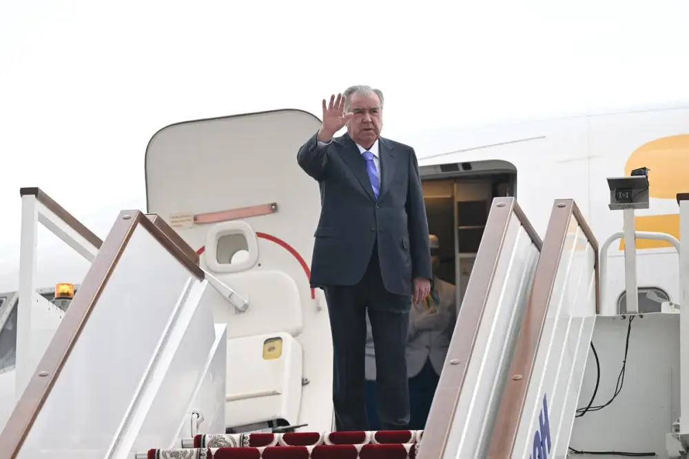 Emoməli Rəhmon Azərbaycana yola düşüb