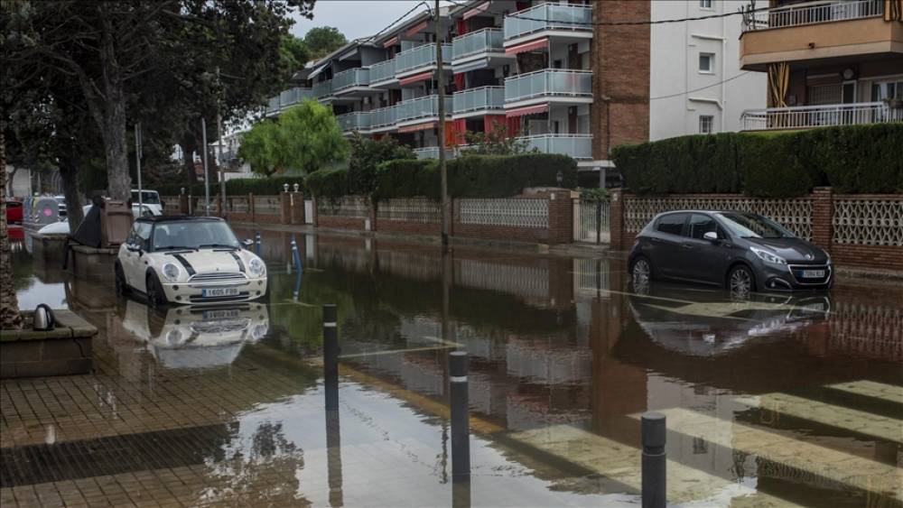 İspaniyada güclü yağış həyatı iflic etdi
