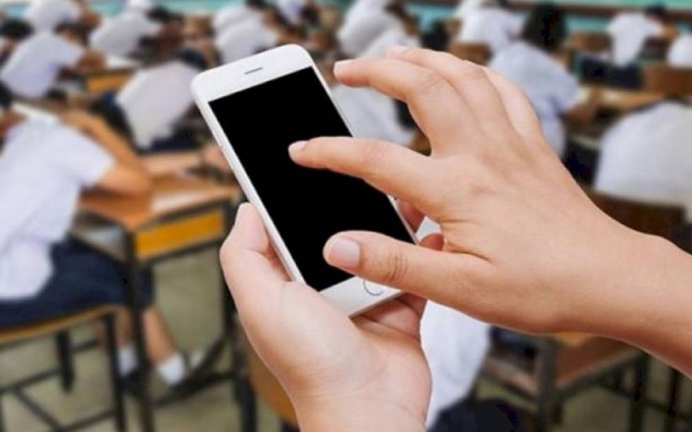 Şagirdlər dərs vaxtı telefondan istifadə edə bilməyəcək